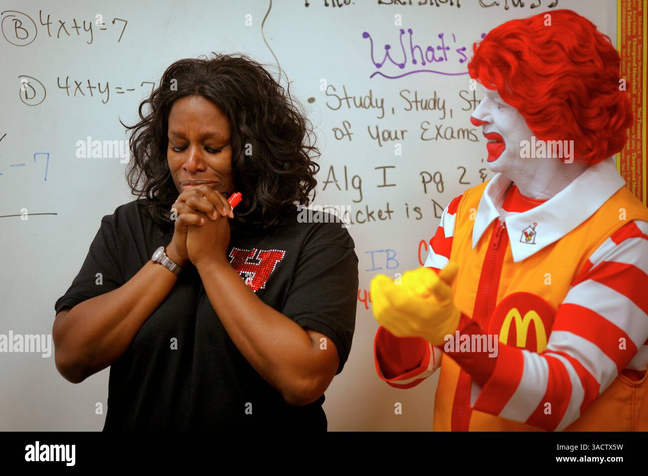 Jan. 5, 2012 - Tampa, PA, USA - TP 348527 FOUN TEACHER.EDMUND D. FOUNTAIN | Times .(01/06/2012 Tampa) Yolanda Whitehead Driskell, professeure de mathématiques de Hillsborough High School, réagit comme Ronald McDonald (cq), l'informe qu'elle a été sélectionnée comme finaliste pour l'enseignante de l'année à Hillsborough. Elle a été surprise dans sa classe par des membres de la presse, Raymond, mascotte des Rays de Tampa Bay, Ronald McDonald, et des membres de la Hillsborough Education Foundation. [Fontaine Edmund D., photo du Times] (crédit image : © Tampa Bay Times/ZUMAPRESS.com) Banque D'Images