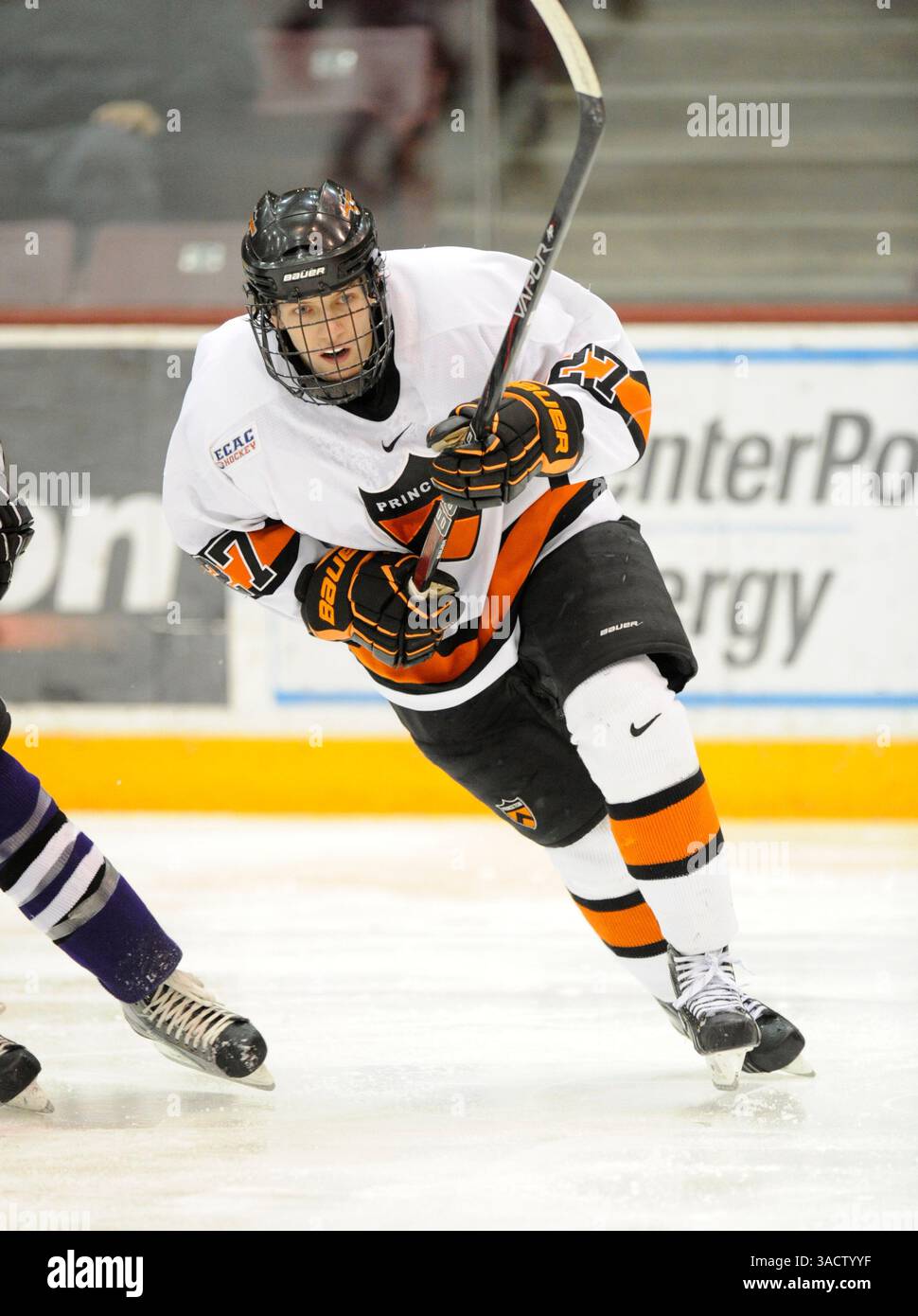2011 DEC 31 : Kevin Ross de Princeton (27) lors d'un match de hockey de la NCAA entre les Tigres de Princeton et les Eagles violets de Niagara lors de la classique Marucci au Mariucci Arena à Minneapolis, MN les équipes ont patiné jusqu'à une égalité de 3-3(crédit image : © Josh Holmberg/Cal Sport Media/ZUMAPRESS.com) Banque D'Images