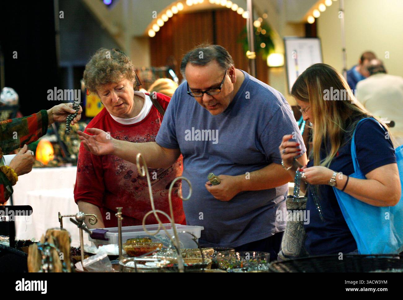 Jan. 7, 2012 - Petersburg, FL - LARA CERRI | Times. SP 348437 cerr GEMS 2 of 7 (01/07/2012, à Petersburg) Cindy Bellinger (cq-Left) de Largo et Ken Claypool (cq-centre) de Clearwater ont acheté des perles à HE 2012 Gem, Jewelry, and Bead Show and Sale au Coliseum. La variété de pierres précieuses, bijoux, cristaux, minéraux et perles a fait ressortir de nombreux artistes et amateurs de pierres précieuses. Le spectacle se poursuit le dimanche 8 janvier et est ouvert de 10h à 17h. L'entrée à l'événement est de 4 $ et les moins de 16 ans sont gratuits.ay. L'entrée à l'événement est de 4 $ (valable tous les 3 jours) et les moins de 16 ans sont gratuits. . [LARA CERRI, Times] (crédit Ima Banque D'Images
