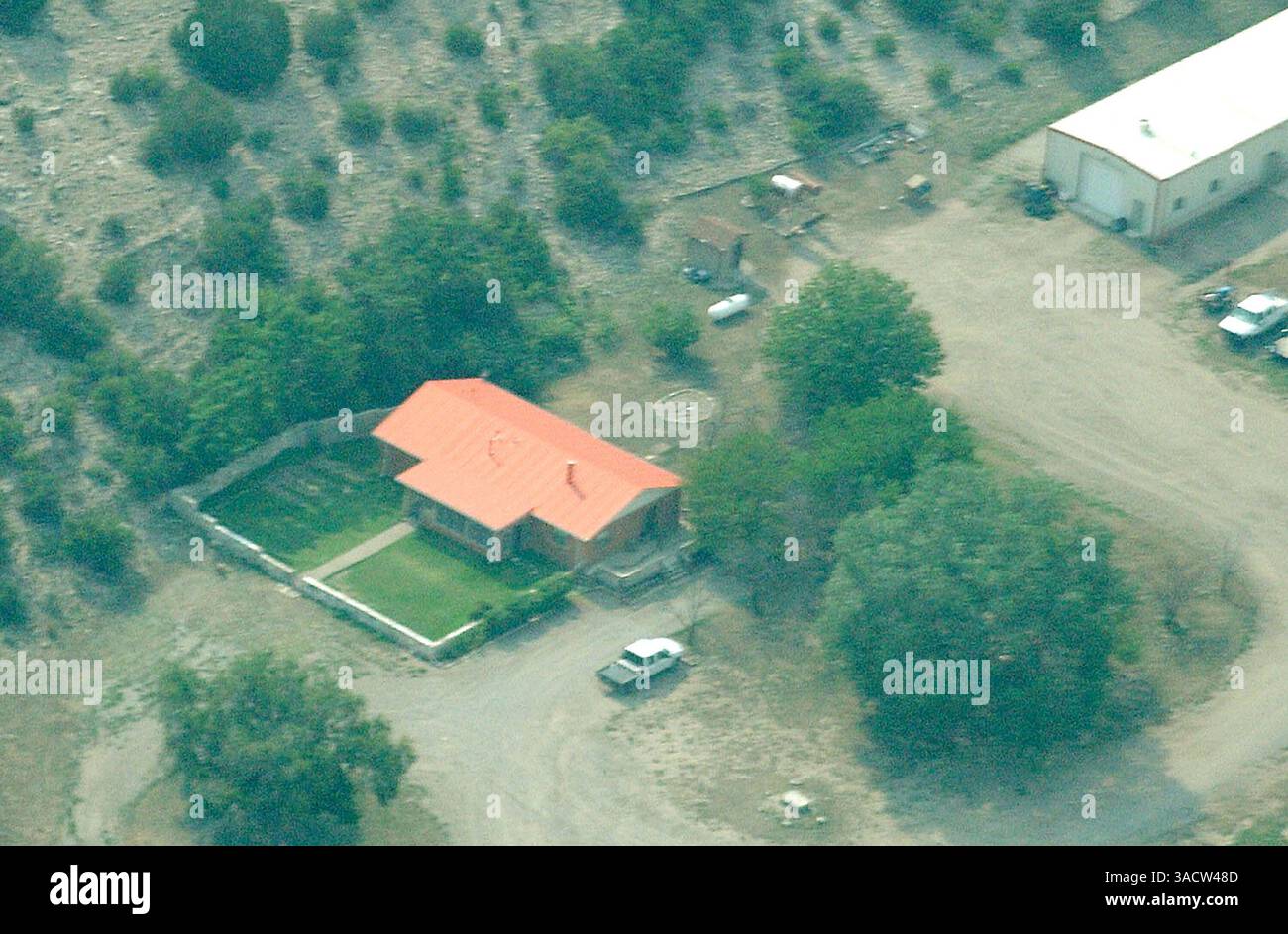 08 juillet 2004 ; Hondo Valley, NOUVEAU-MEXIQUE, États-Unis ; trois corps ont été découverts dans une tombe peu profonde au ranch Chavez Canyon du journaliste Sam Donaldson près de Hondo, N.M. Cody Posey, 14 ans, a été accusé du meurtre de son père, sa belle-mère et sa belle-sœur. Crédit obligatoire : photo par Ellis Neel/Alamogordo Daily News/ZUMA Press. (©) Copyright 2004 par Ellis Neel/Alamogordo Daily News Banque D'Images