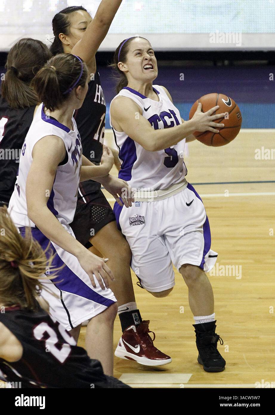 7 janvier 2012 - Fort Worth, TX, États-Unis - Meagan Henson, de la Texas Christian University, à droite, se dirige vers le panier pour un score contre Harvard au Daniel-Meyer Coliseum de Fort Worth, Texas, samedi 7 janvier 2012. Harvard a battu TCU, 56-44. (Crédit image : © Ron T. Ennis/Fort Worth Star-Telegram/MCT/ZUMAPRESS.com) Banque D'Images