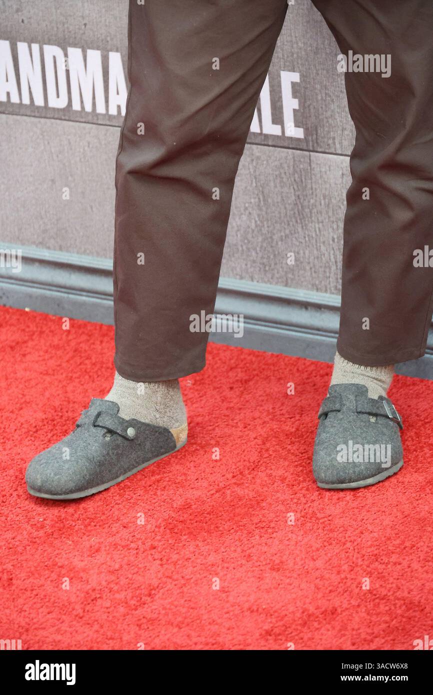 2 avril 2025, Los Angeles, Californie, États-Unis : Eric Balfour, détails des chaussures lors de la saison 6 première de The Handmaid's Tale de Hulu au TCL Chinese Theatre IMAX (crédit image : © Nina Prommer/ZUMA Press Wire) USAGE ÉDITORIAL SEULEMENT ! Non destiné à UN USAGE commercial ! Banque D'Images