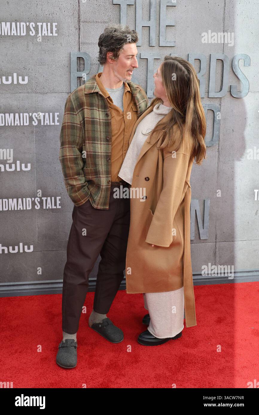 2 avril 2025, Los Angeles, Californie, États-Unis : Erin Balfour, Eric Balfour à la première saison de The Handmaid's Tale de Hulu au TCL Chinese Theatre IMAX (crédit image : © Nina Prommer/ZUMA Press Wire) USAGE ÉDITORIAL SEULEMENT ! Non destiné à UN USAGE commercial ! Banque D'Images