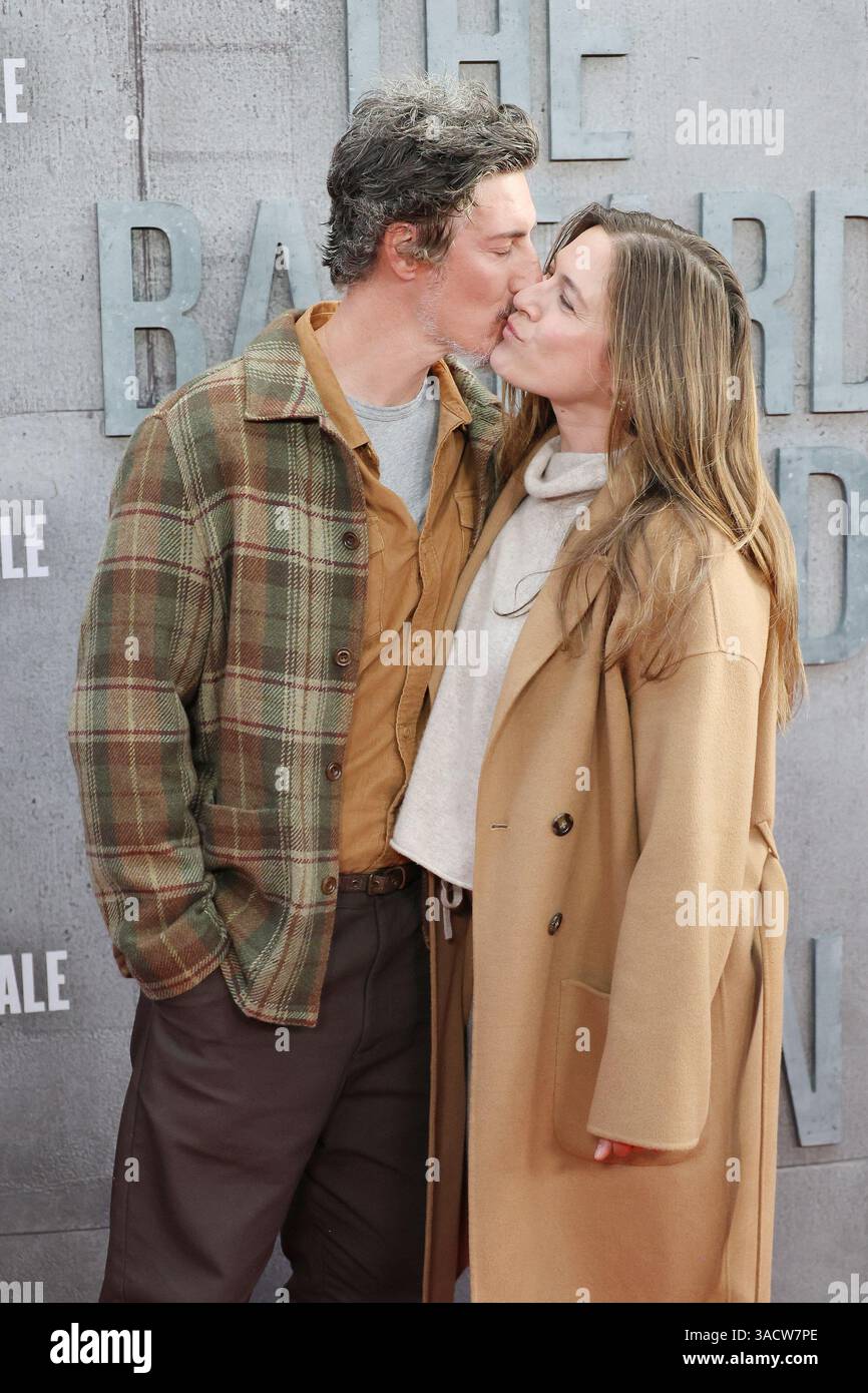 2 avril 2025, Los Angeles, Californie, États-Unis : Erin Balfour, Eric Balfour à la première saison de The Handmaid's Tale de Hulu au TCL Chinese Theatre IMAX (crédit image : © Nina Prommer/ZUMA Press Wire) USAGE ÉDITORIAL SEULEMENT ! Non destiné à UN USAGE commercial ! Banque D'Images