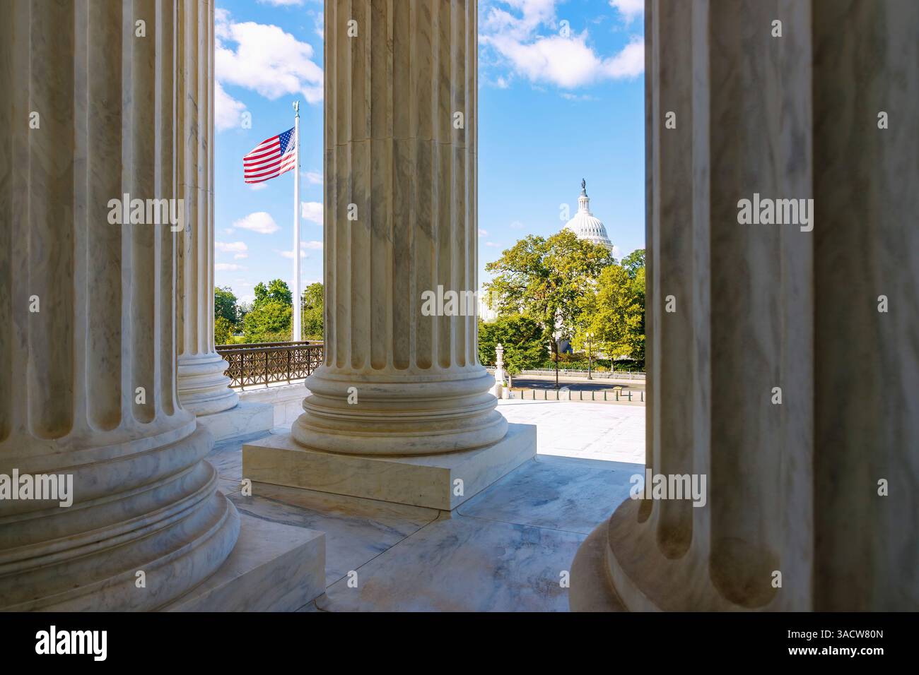 Cour suprême DES ÉTATS-UNIS avec vue sur le Capitole des États-Unis (bâtiment du Capitole des États-Unis) à Washington DC, District of Columbia, États-Unis Banque D'Images