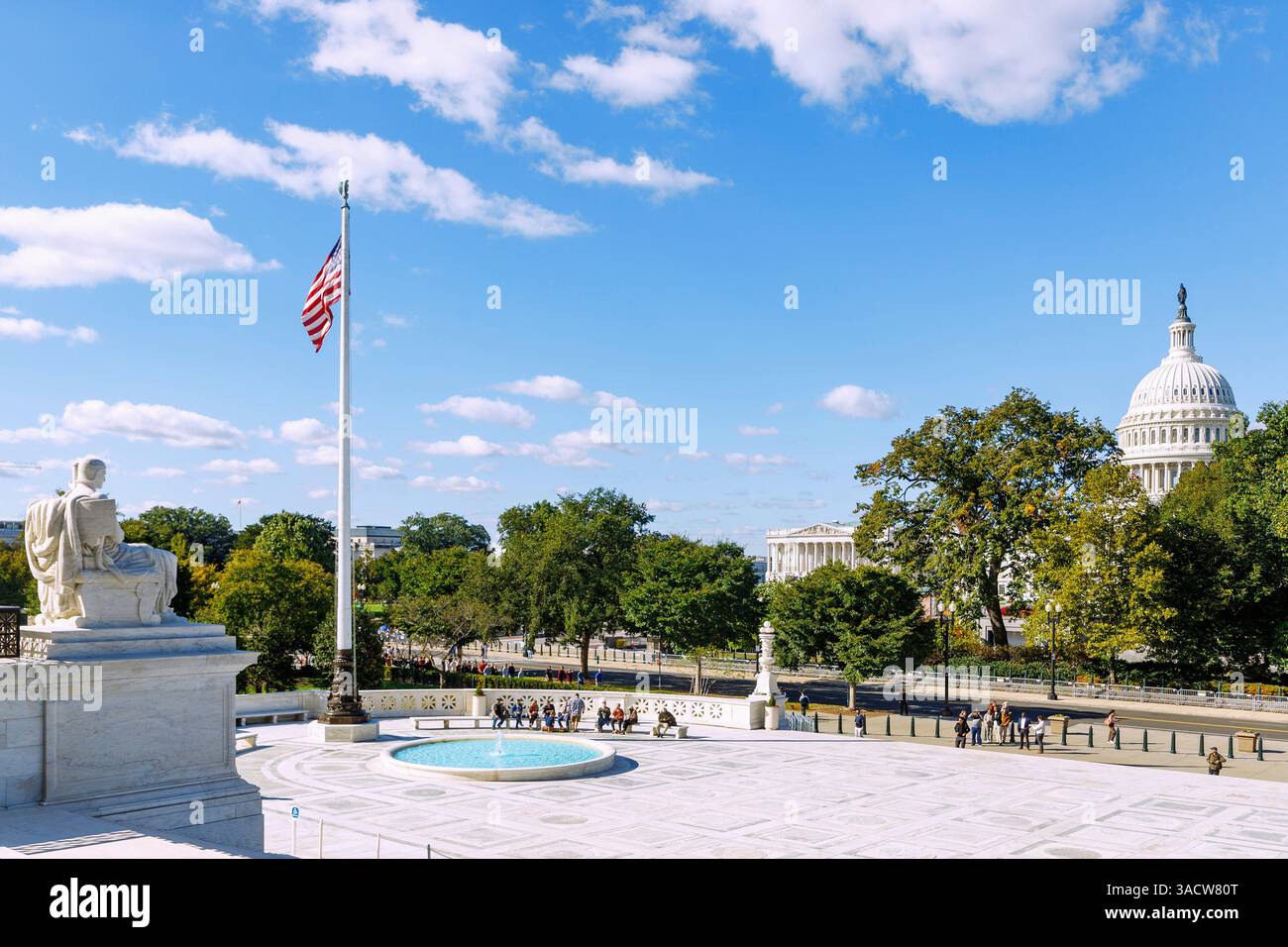 Cour suprême DES ÉTATS-UNIS avec vue sur le Capitole des États-Unis (bâtiment du Capitole des États-Unis) à Washington DC, District of Columbia, États-Unis Banque D'Images