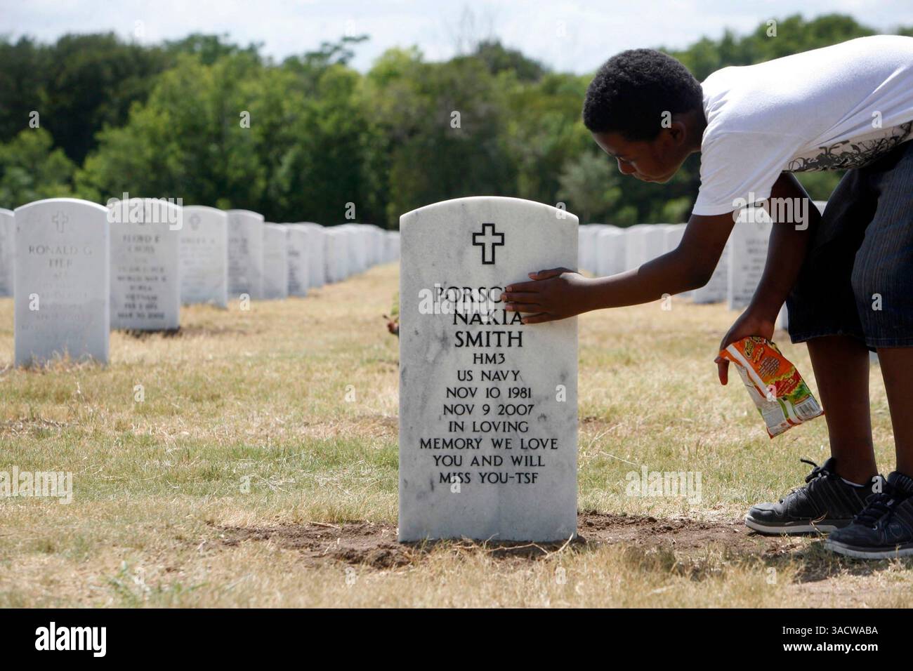 11 juin 2008 - San Antonio, Texas, États-Unis - SEANOVAN SMITH, 10 ans, visite la tombe de sa mère, Porschia Nakia Smith, au cimetière national de Fort Sam Houston à San Antonio le vendredi 13 juin 2008 (image crédit : San Antonio Express-News/ZUMAPRESS.com) Banque D'Images