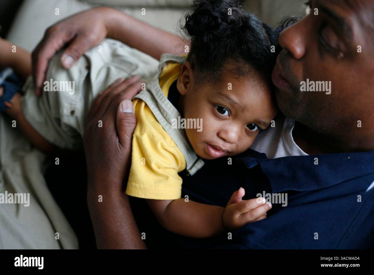 13 juin 2008 - San Antonio, Texas, États-Unis - ROOSEVELT SMITH Jr tient son petit-fils, MATHIAS SMITH, 15 mois, dans leur maison de San Antonio après avoir visité la tombe de sa fille et mère de Mathias, Porschia Nakia Smith, au cimetière national de Fort Sam Houston à San Antonio (crédit image : San Antonio Express-News/ZUMAPRESS.com) Banque D'Images