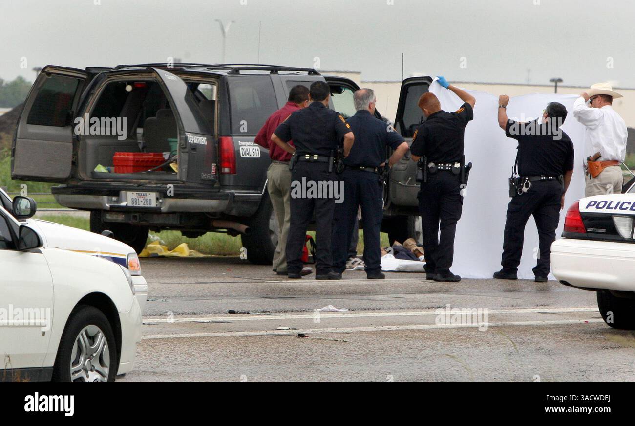 Les responsables DU METRO enquêtent sur la scène où un shérif adjoint du comté de Frio a tiré et tué un homme qu’il avait en détention lundi 18 août 2008, à IH35 N et Fisher Rd L'adjoint du comté de Frio transportait l'homme à un hôpital de la région pour une évaluation psychiatrique quand l'homme a commencé à frapper l'adjoint, ce qui a entraîné l'adjoint à tirer sur l'homme. **NOTE : LE MORT EST VISIBLE** GLORIA Ferniz/gferniz@express-news.net (image crédit : San Antonio Express-News/ZUMAPRESS.com) Banque D'Images
