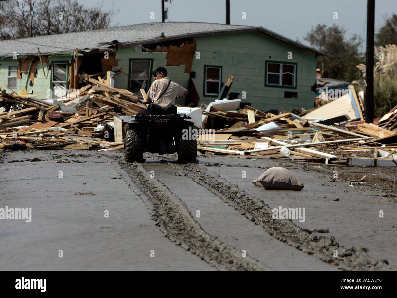 Robert Waggett, gardien de chasse du comté de Galveston, cherche des survivants à la suite de l'ouragan Ike à Crystal Beach, sur la péninsule de Bolivar, le mardi 16 septembre 2008. LISA KRANTZ/express-news.net (image crédit : San Antonio Express-News/ZUMAPRESS.com) Banque D'Images