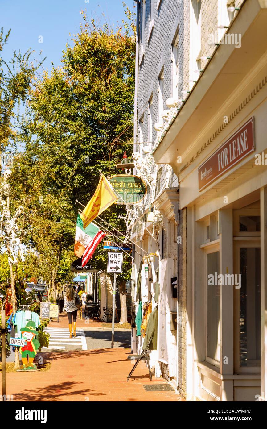 Caroline Street avec des magasins dans le quartier historique de Fredericksburg, Virginie, États-Unis Banque D'Images