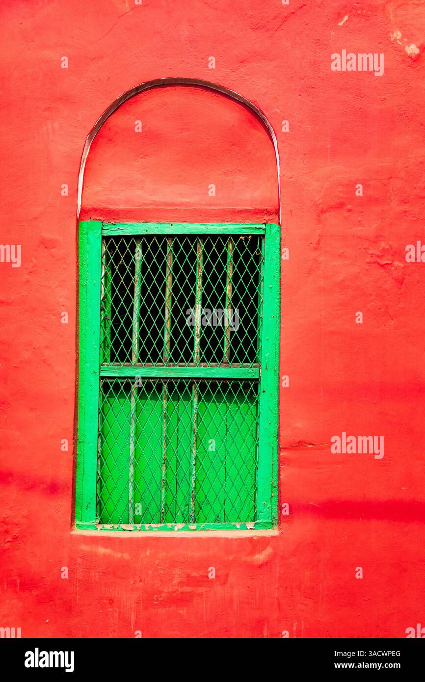 Inde, Bengale occidental, Kolkata, College Square. Fenêtre vert vif dans un mur rouge vif. Banque D'Images
