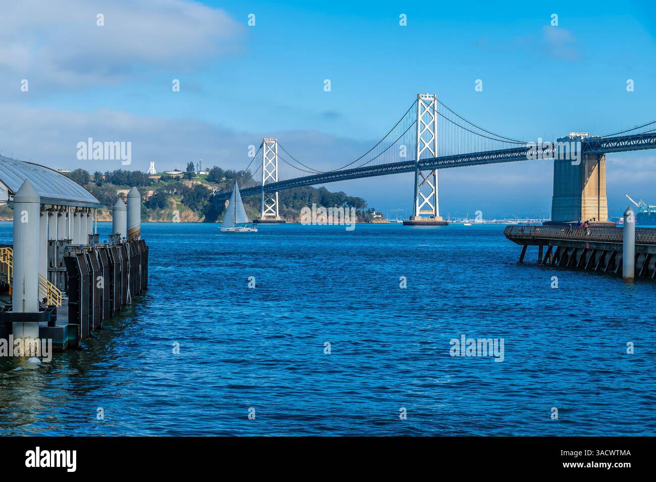 Une vue depuis le Ferry terminal Plaza vers le pont de la baie d'Oakland à San Francisco au début du printemps Banque D'Images