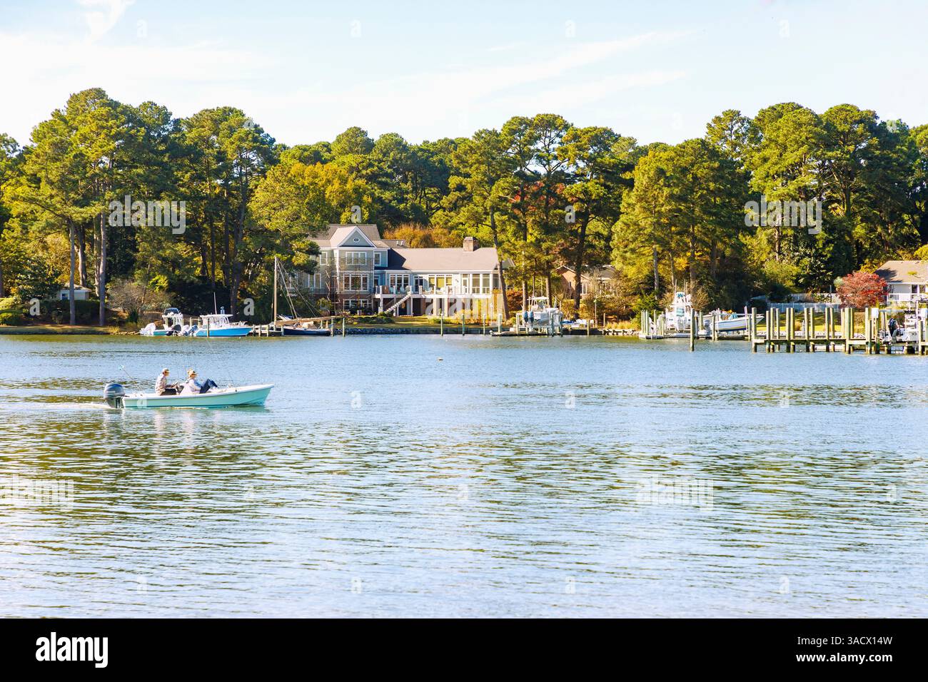 Baie de Chesapeake avec petit bateau à moteur sur l'eau, vue depuis le parc d'État First Landing près de Virginia Beach, comté de Princess Anne, Virginie, États-Unis Banque D'Images