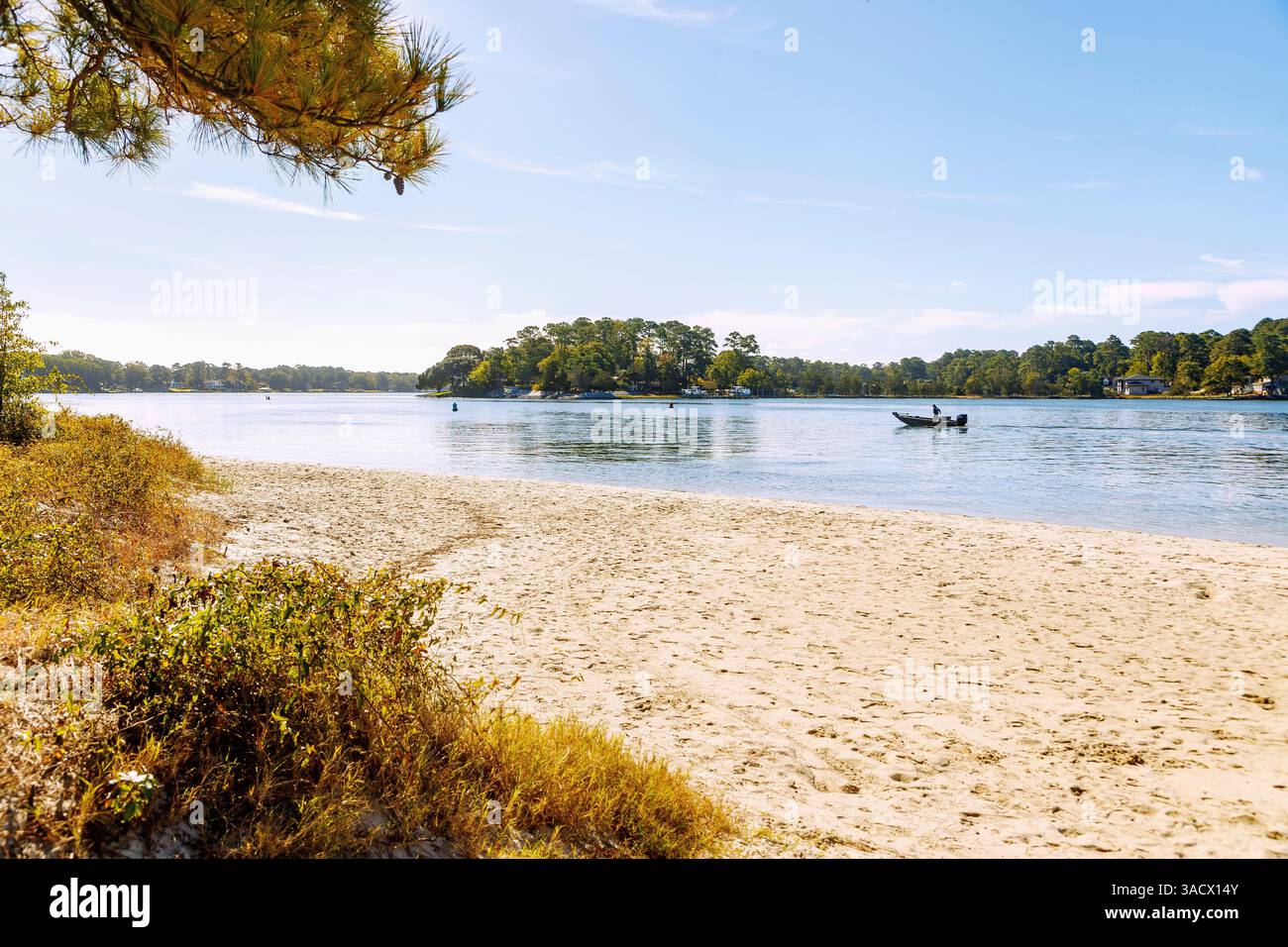 Baie de Chesapeake avec petit bateau à moteur sur l'eau, vue depuis le parc d'État First Landing près de Virginia Beach, comté de Princess Anne, Virginie, États-Unis Banque D'Images