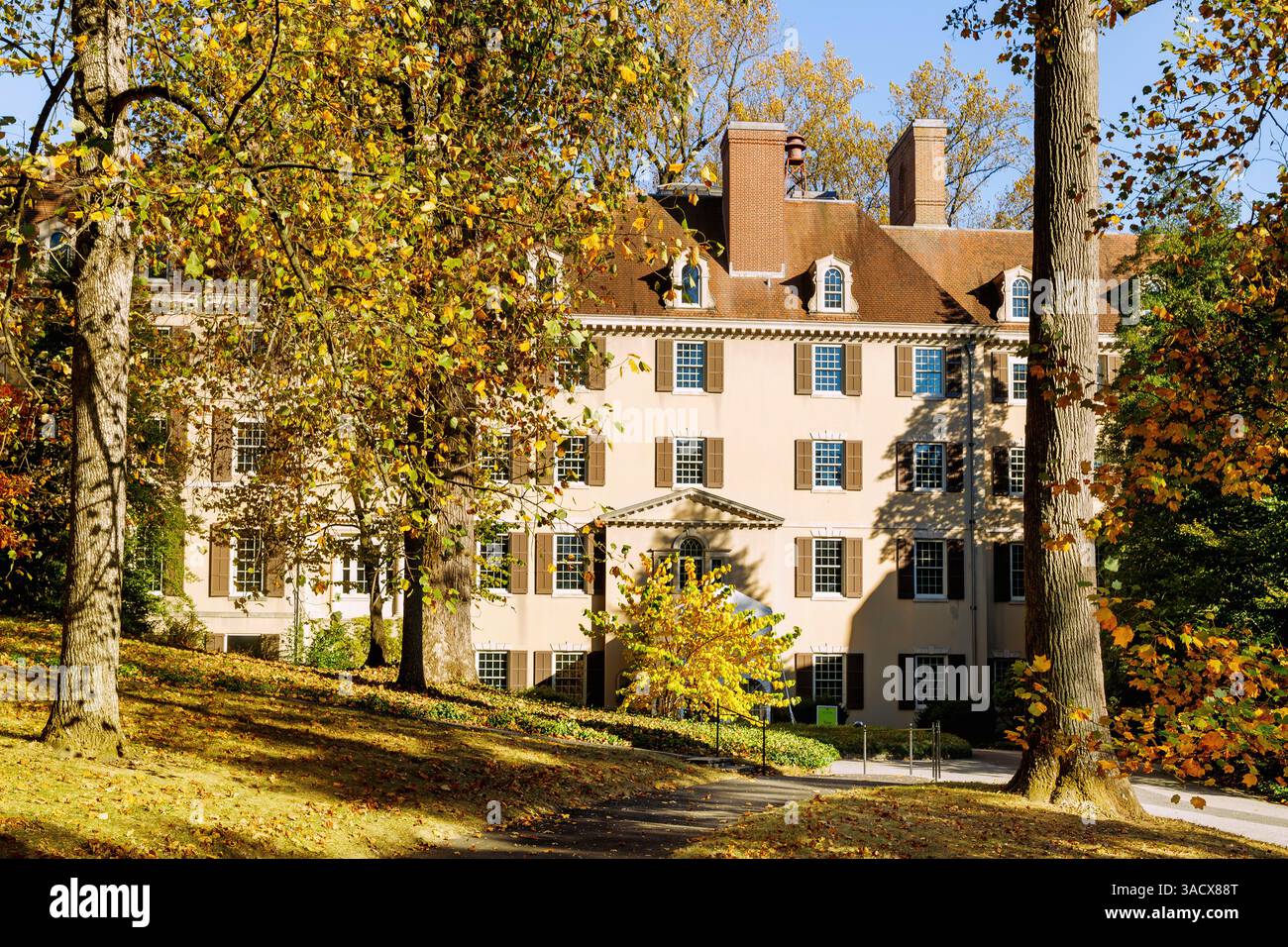 Musée, jardin et bibliothèque de Winterthur, piscine réfléchissante et vue sur le manoir de Winterthur, près de Wilmington, New Castle County Delaware, États-Unis Banque D'Images