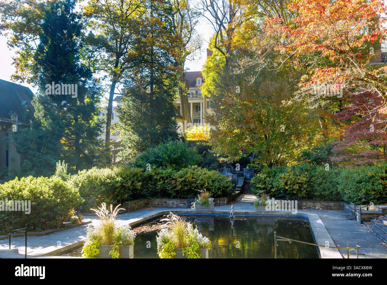 Musée, jardin et bibliothèque de Winterthur, piscine réfléchissante et vue sur le manoir de Winterthur, près de Wilmington, New Castle County Delaware, États-Unis Banque D'Images