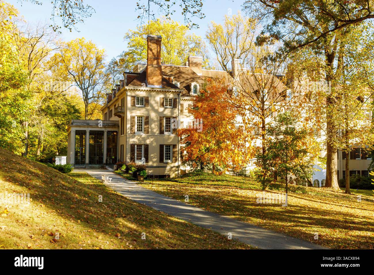 Musée, jardin et bibliothèque de Winterthur, piscine réfléchissante et vue sur le manoir de Winterthur, près de Wilmington, New Castle County Delaware, États-Unis Banque D'Images