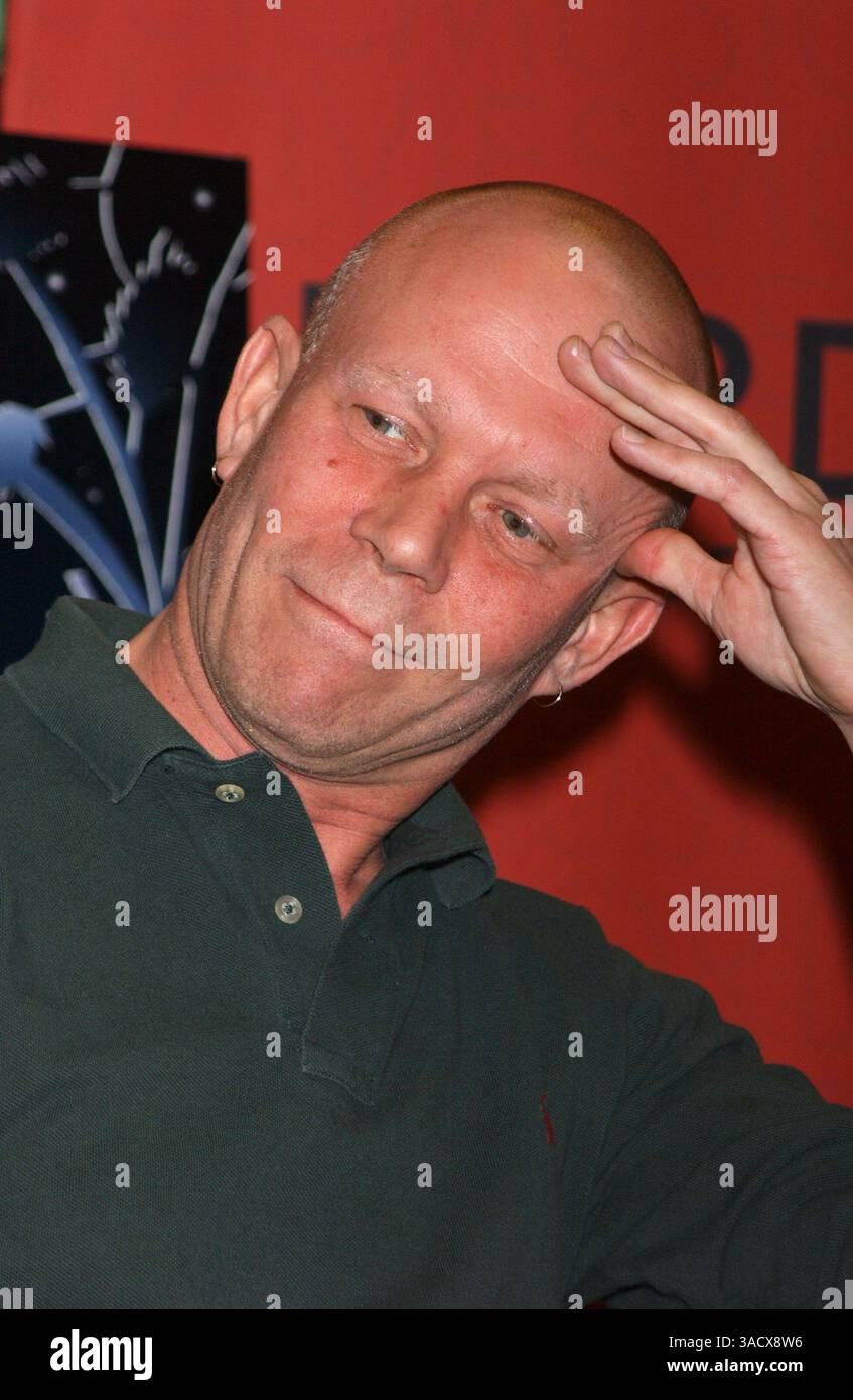 17 avril 2005 ; New York, NY, États-Unis ; VINCE CLARKE d'Erasere à Borders Columbus Circle lors d'une signature de CD.. (Crédit image : Dan Herrick/ZUMAPRESS.com) Banque D'Images