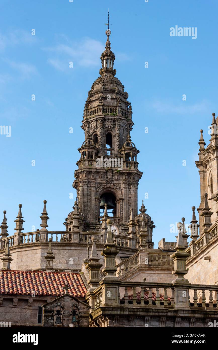 Riche décoré classique clocher de la célèbre cathédrale de Santiago de Compostelle, région de Galice en Espagne Banque D'Images
