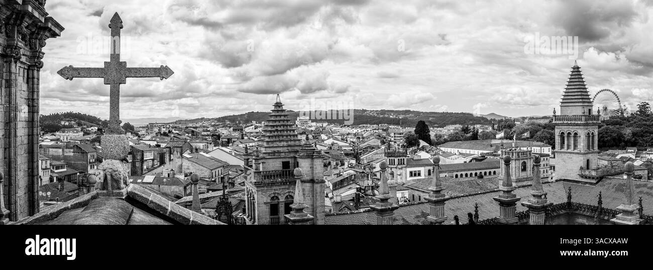 Vue panoramique sur le centre-ville sud de Santiago de Compostelle, vu du toit de la célèbre cathédrale, Galice en Espagne Banque D'Images