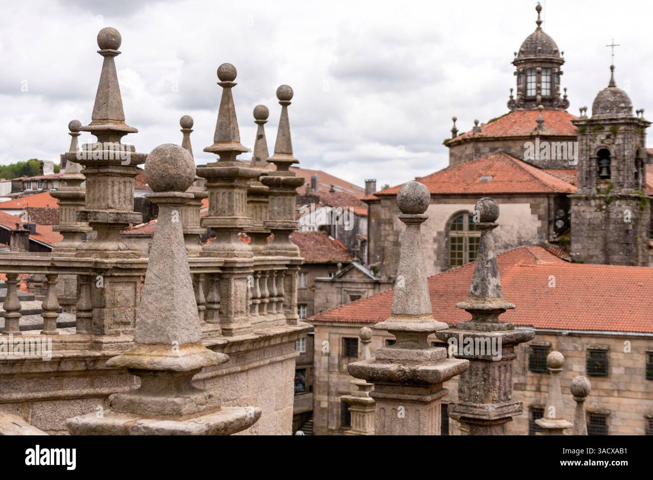 Toit décoratif baroque pointe au-dessus du presbytère de la cathédrale Saint-Jacques-de-Compostelle, Galice en Espagne Banque D'Images