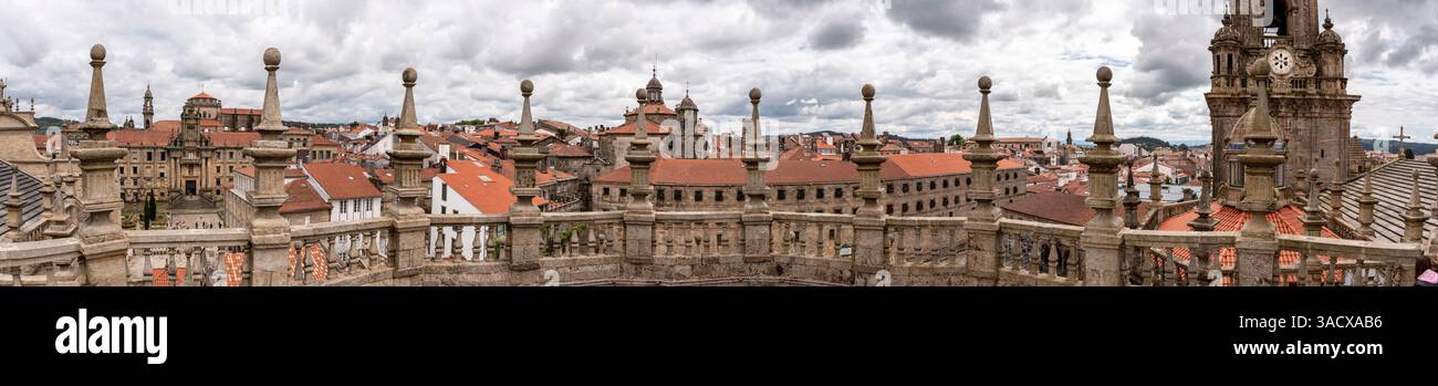 Toit décoratif baroque pointe au-dessus du presbytère de la cathédrale Saint-Jacques-de-Compostelle, Galice en Espagne Banque D'Images