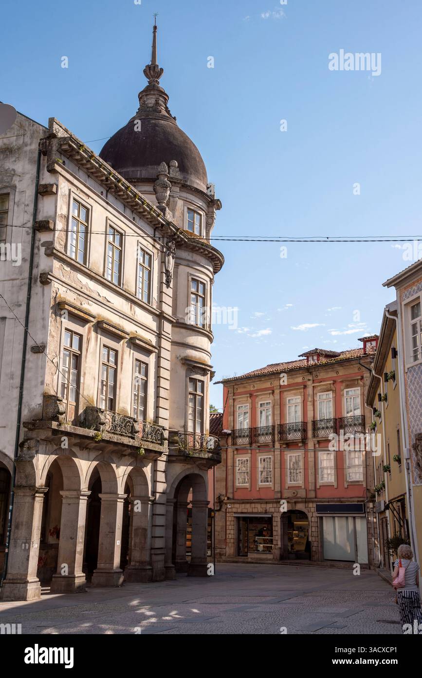 Façade classiciste avec tour ronde dans la Rua do Castelo à Braga, Portugal Banque D'Images