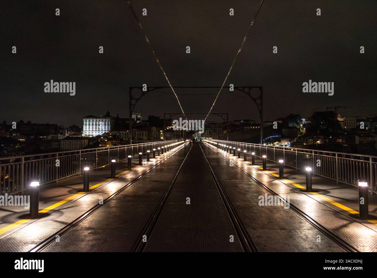 Rue supérieure au pont de fer Dom Luis I à Porto la nuit, Portugal Banque D'Images