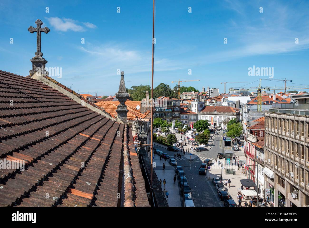 Vue sur le toit de l'église Carmo dans le centre de Porto, place Carlos Alberto en arrière-plan, Portugal Banque D'Images