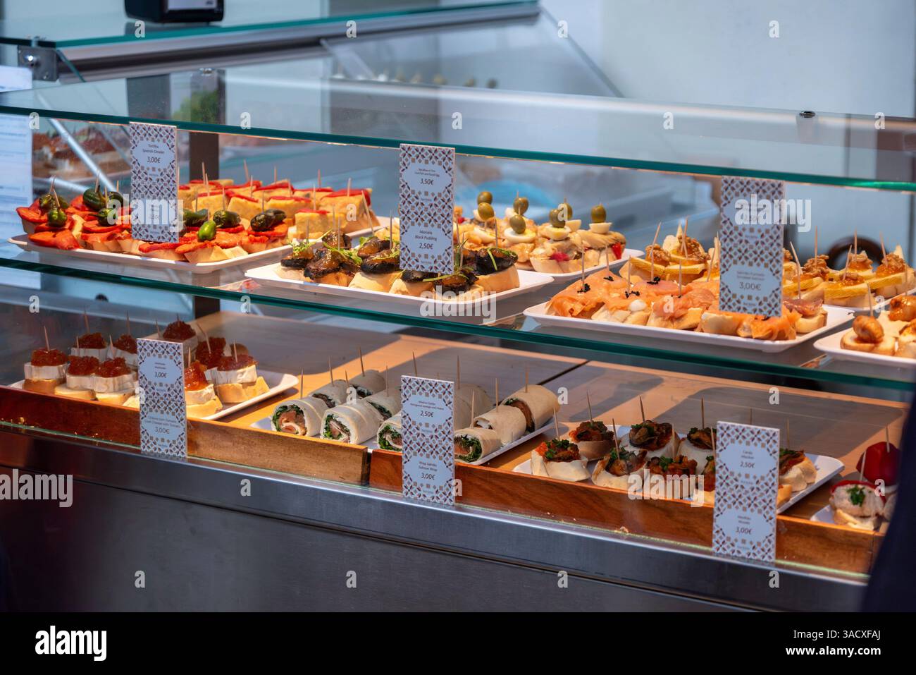 Délicieuses tapas dans la halle de marché Bolhao à Porto, Portugal Banque D'Images