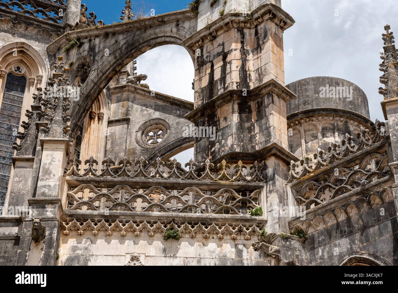 Détail pittoresque de la façade du monastère médiéval Santa Maria da Vitoria à Batalha, un chef-d'œuvre gothique manuélin, vue sur la chapelle inachevée, Portugal Banque D'Images
