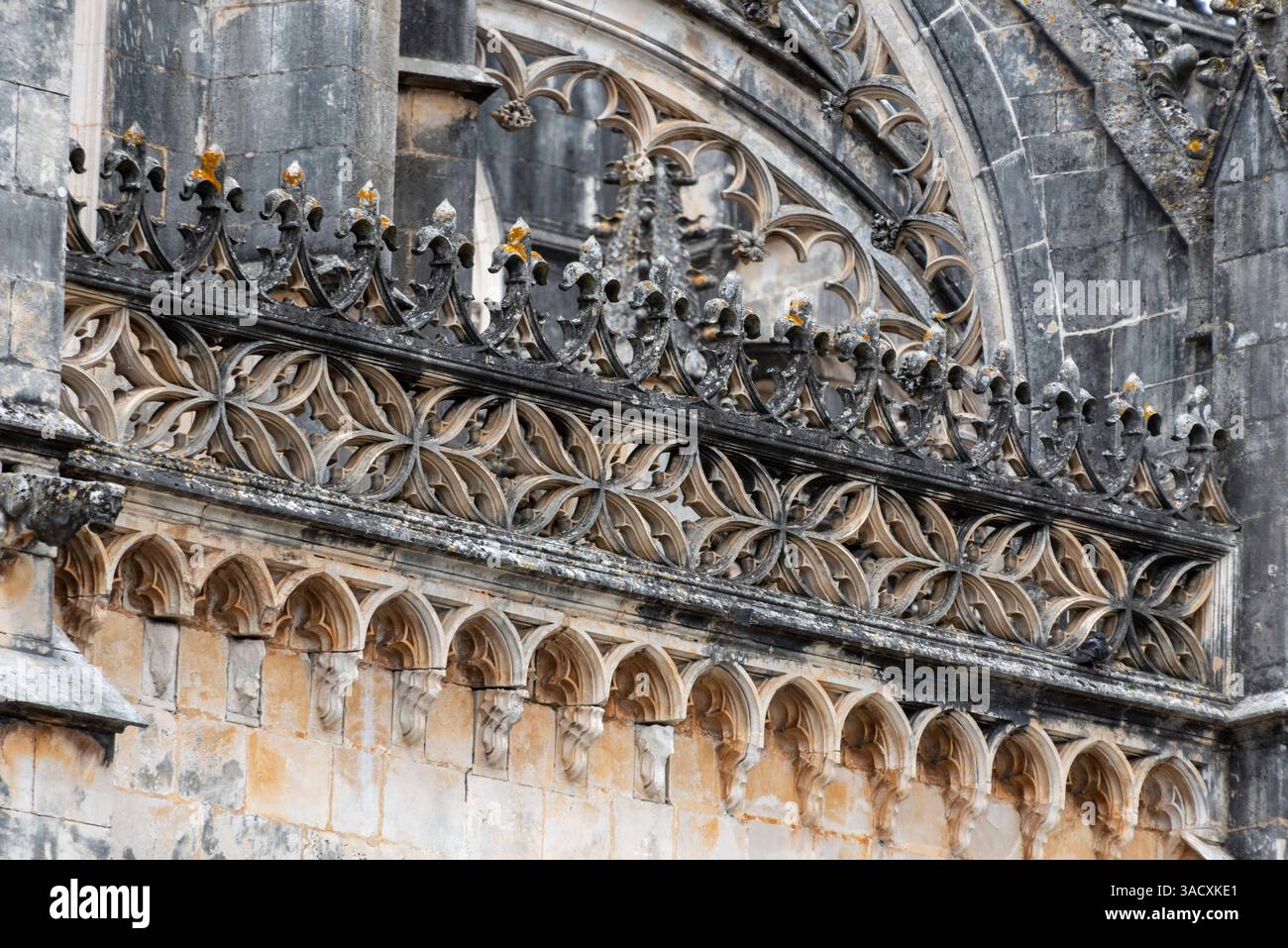 Façade pittoresque de l'église médiévale du monastère Santa Maria da Vitoria à Batalha, un chef-d'œuvre gothique manuélin, vue sur un détail de façade à la chapelle des fondateurs, Portugal Banque D'Images