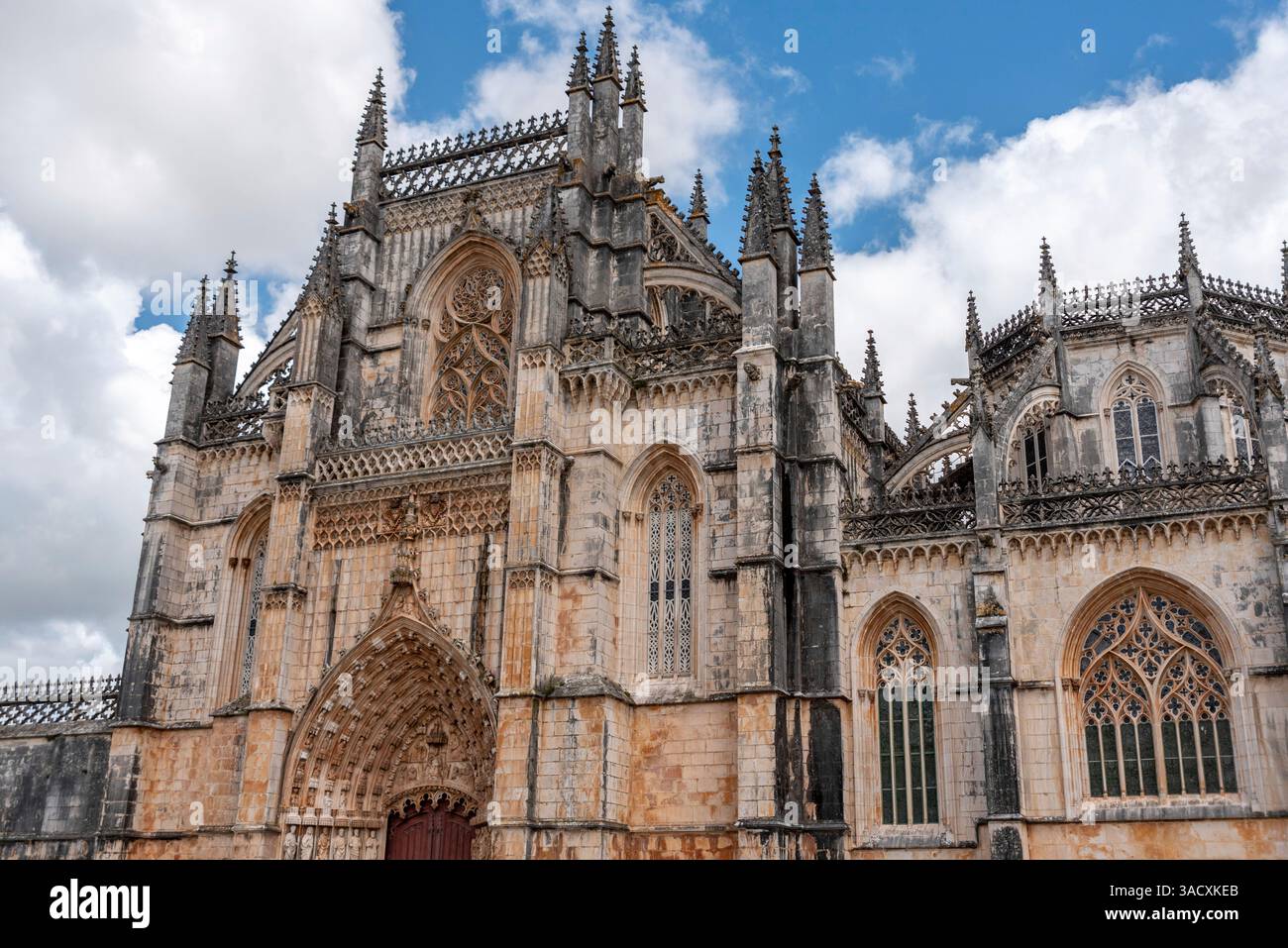 Pittoresque portail principal de l'église médiévale du monastère Santa Maria da Vitoria à Batalha, un chef-d'œuvre gothique manuélin, Portugal Banque D'Images