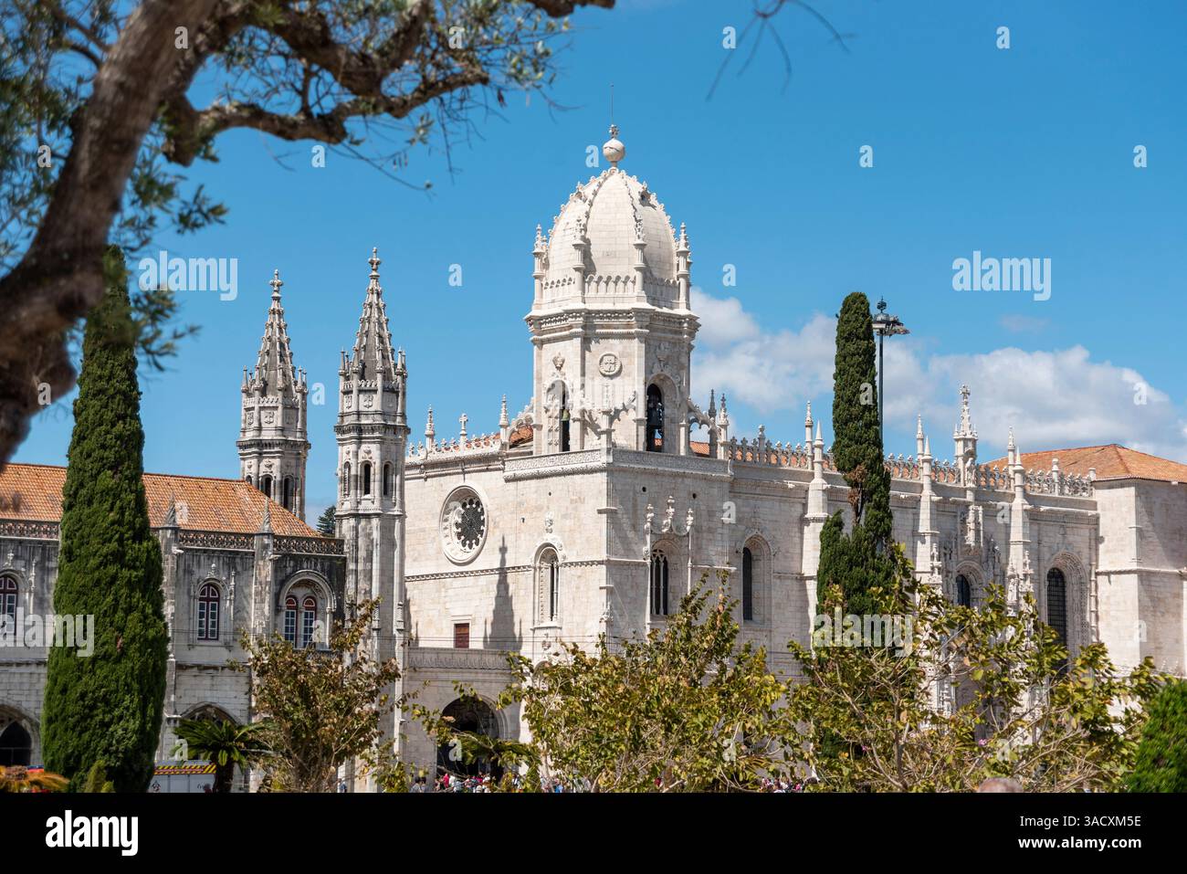 Décoration pittoresque du toit du célèbre monastère Jeronimos à Lisbonne, Portugal, un chef-d'œuvre architectural manuélin Banque D'Images