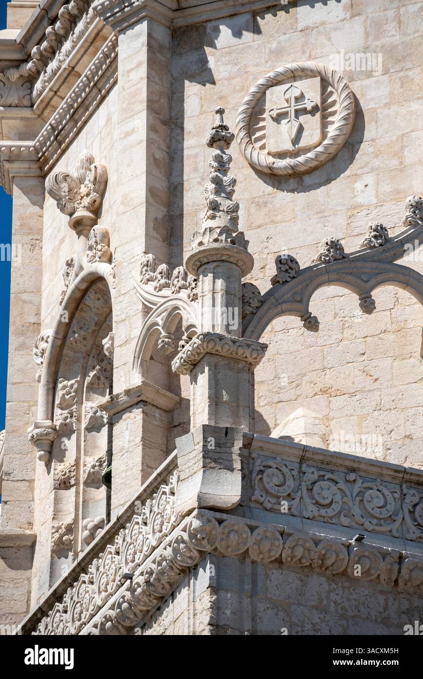 Décoration pittoresque du toit du célèbre monastère Jeronimos à Lisbonne, Portugal, un chef-d'œuvre architectural manuélin Banque D'Images
