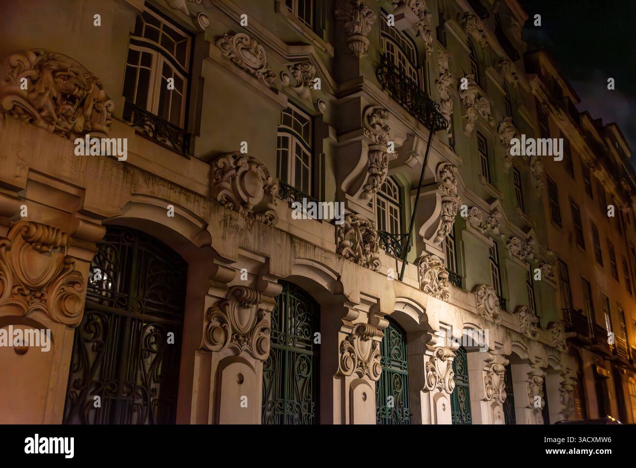 Une riche façade décorée d'un bâtiment classique dans la vieille ville de Lisbonne, Portugal Banque D'Images Une riche façade décorée d'un bâtiment classique dans la vieille ville de Lisbonne, Portugal Banque D'Images
