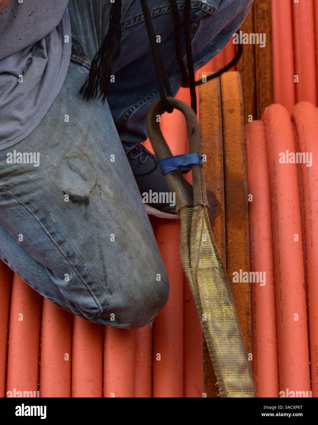 Coup serré du crochet de la grue et des sangles de chargement de déchargement fixées au crochet. La grue décharge la cargaison du navire. Banque D'Images