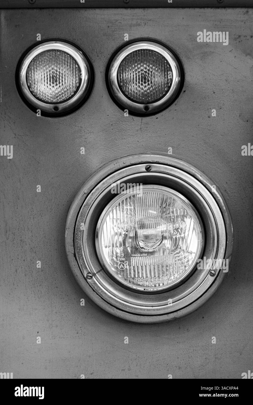 Vue rapprochée des feux avant d'un ancien bus Mercedes historique situé à Lisbonne, Portugal Banque D'Images