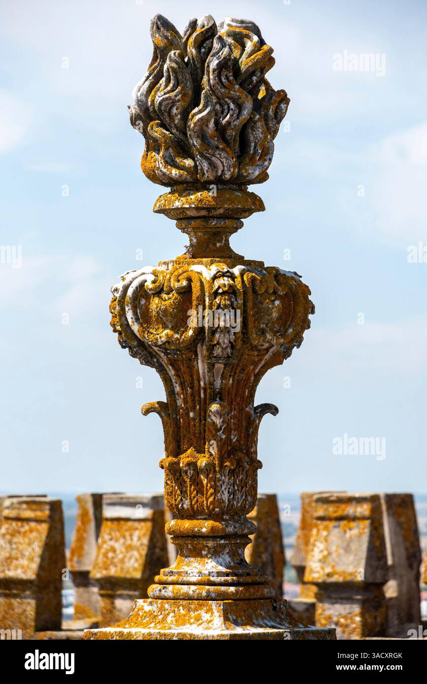 Une flamme de pierre comme décoration de toit de la cathédrale d'Evora, Portugal Banque D'Images