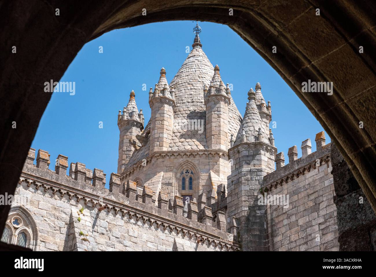 Tour emblématique de la cathédrale à Evora, Portugal Banque D'Images