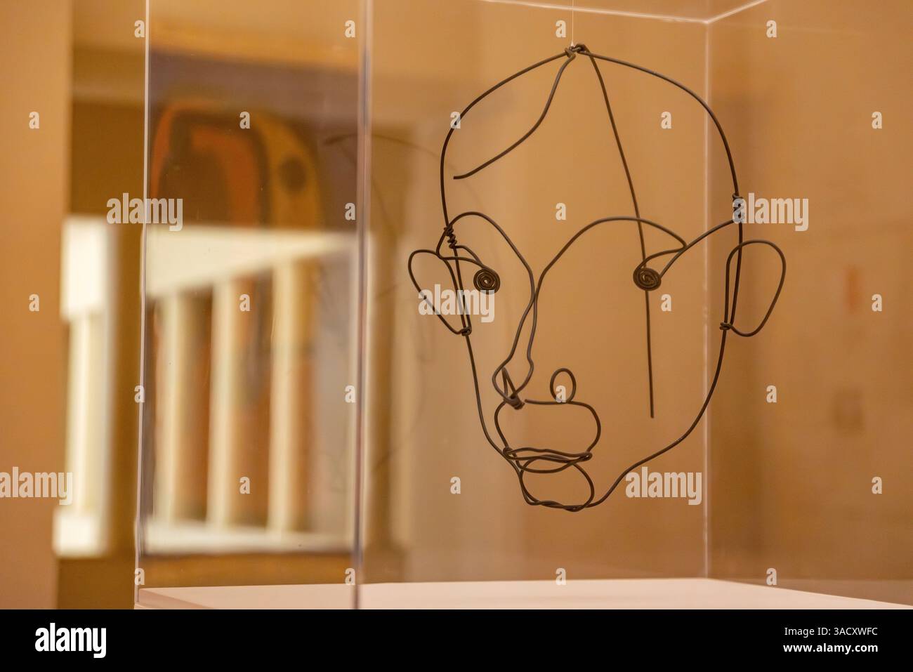 Porto, Portugal, sculpture conçue par Alexander Calder montrant un portrait de Joan Miro, exposée à la Casa de Serralves à Porto, Portugal Banque D'Images