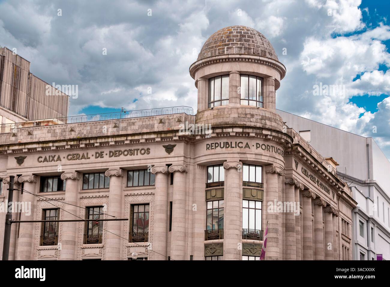 Porto, Portugal, façade panoramique d'un bâtiment historique dans le centre-ville de Porto, Portugal, siège de la Caixa Geral de Depositos Banque D'Images