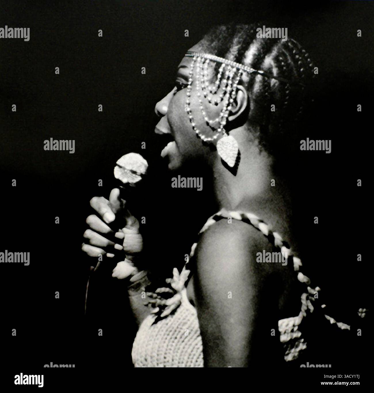 01 janv. 1969 ; New York, NY, États-Unis ; (photo du dossier : 1969, date exacte inconnue) NINA SIMONE sur scène à New York. . (Crédit image : Douglas Kent Hall/ZUMAPRESS.com) Banque D'Images