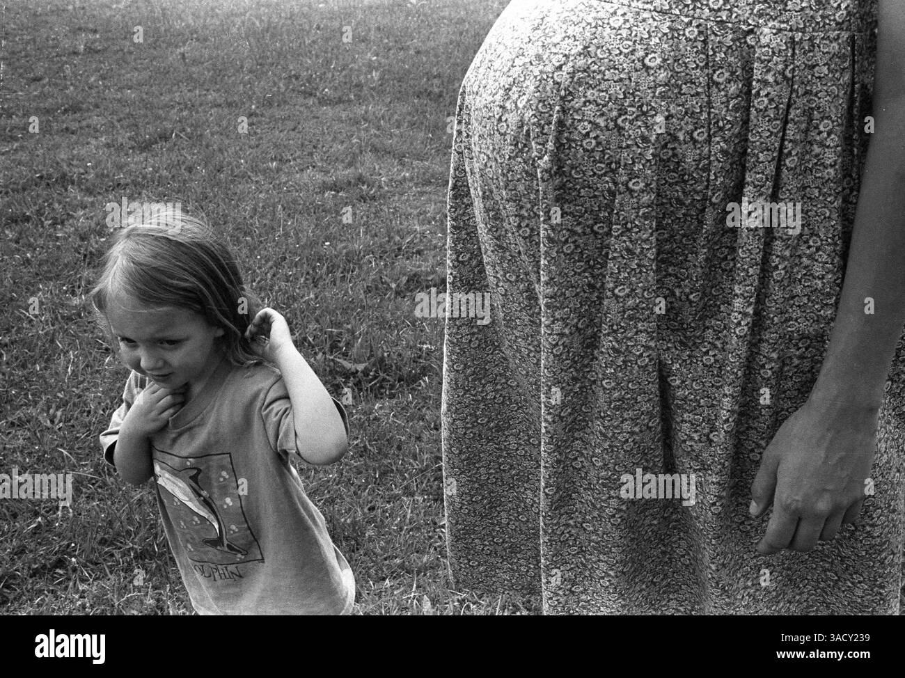 16 mai 1998 ; Millfield, OH, États-Unis ; les naissances à domicile sont largement défendues comme une expérience sacrée qui met l'accent sur l'intuition, la spiritualité et le pouvoir intérieur d'une femme. JENNY AVERY se promène avec sa fille GRACE sur leur ferme de 47 acres à Millfield, Ohio. Son eau s'est cassée ce matin-là, mais elle n'avait pas accouché en fin d'après-midi et elle pensait qu'une promenade pourrait l'aider. Jenny est sur le point d'accoucher à la maison avec l'aide de son mari, de la sage-femme et de deux amis. (Crédit image : Cheryl Hatch/ZUMAPRESS.com) Banque D'Images