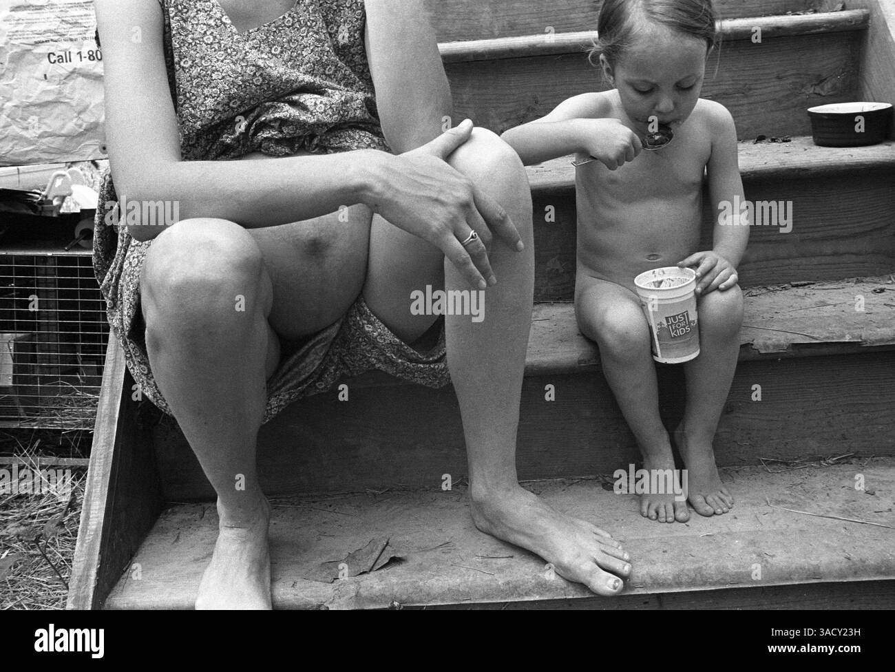 16 mai 1998 ; Millfield, OH, États-Unis ; les naissances à domicile sont largement défendues comme une expérience sacrée qui met l'accent sur l'intuition, la spiritualité et le pouvoir intérieur d'une femme. JENNY AVERY et sa fille GRACE se reposent après être rentrées d'une promenade sur leur ferme de 47 acres à Millfield, Ohio. L'eau de Jenny s'est cassée ce matin-là, mais elle n'avait pas accouché en fin d'après-midi et elle pensait qu'une promenade pourrait aider. Elle est sur le point d'accoucher à la maison avec l'aide de son mari, de la sage-femme et de deux amis. (Crédit image : Cheryl Hatch/ZUMAPRESS.com) Banque D'Images