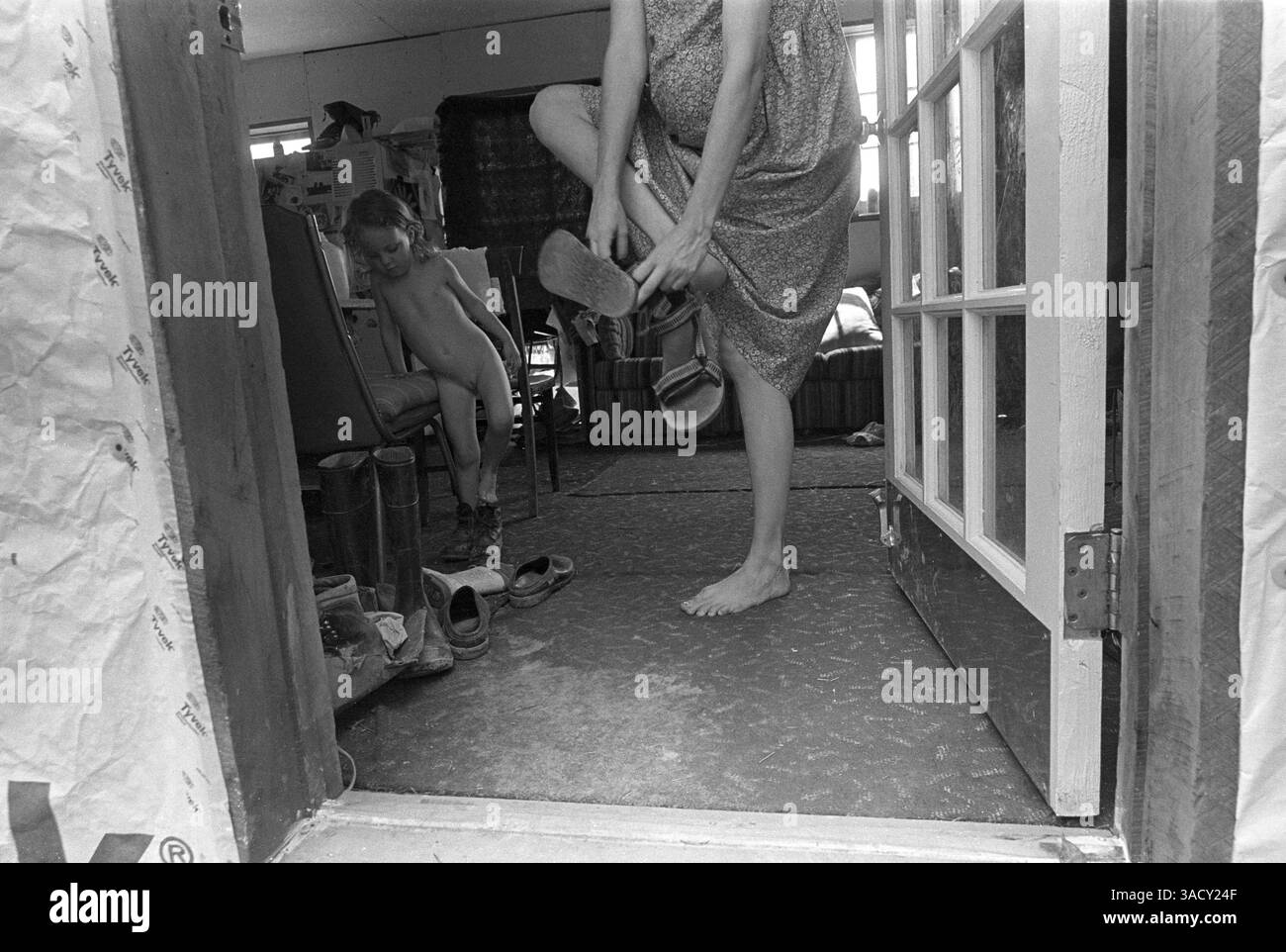 16 mai 1998 ; Millfield, OH, États-Unis ; les naissances à domicile sont largement défendues comme une expérience sacrée qui met l'accent sur l'intuition, la spiritualité et le pouvoir intérieur d'une femme. JENNY AVERY va se promener avec sa fille GRACE sur leur ferme de 47 acres à Millfield, Ohio. Son eau s'est cassée ce matin-là, mais elle n'avait pas accouché en fin d'après-midi et elle pensait qu'une promenade pourrait l'aider. Jenny est sur le point d'accoucher à la maison avec l'aide de son mari, de la sage-femme et de deux amis. (Crédit image : Cheryl Hatch/ZUMAPRESS.com) Banque D'Images