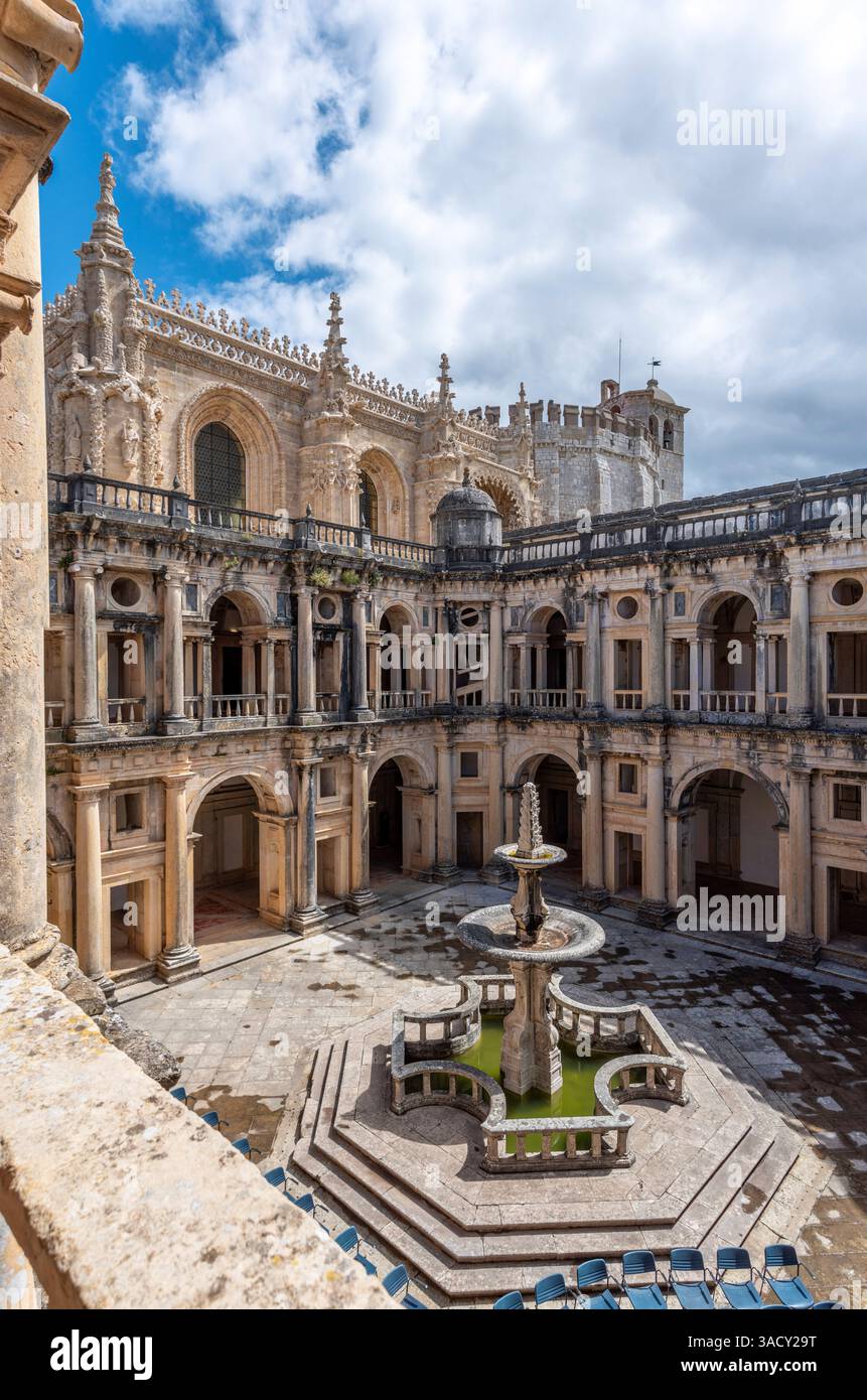 Tomar, Portugal, pittoresque cloître baroque du roi Joao III dans le célèbre monastère de Tomar, Portugal Banque D'Images Tomar, Portugal, pittoresque cloître baroque du roi Joao III dans le célèbre monastère de Tomar, Portugal Banque D'Images
