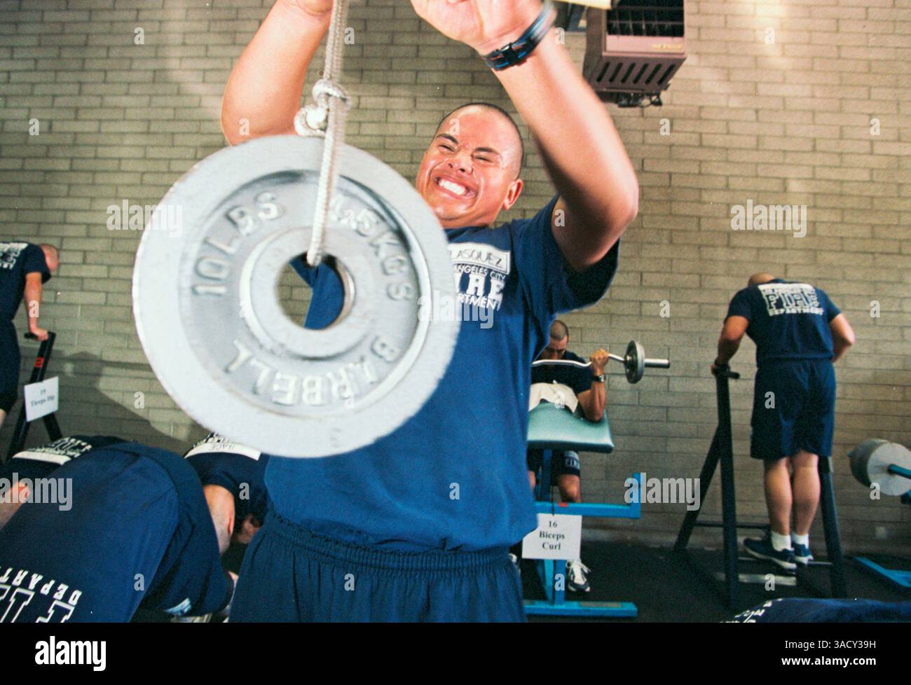 10 août 2006 ; long Beach, CA, États-Unis ; Ernesto Vasquez, 25 ans, de Valence, donne son tout dans la salle de musculation. Le haut niveau de forme physique exigé par le LAFD est quelque chose dont les pompiers sont particulièrement fiers, et sachant que les instructeurs de forage sont toujours à l'écoute, aucune recrue ne peut se permettre de prendre la vie facile. Le programme de formation du service d'incendie de Los Angeles est connu pour sa robustesse, et pour une bonne raison ; tout pompier dans le sud de la Californie doit être capable de faire face à plus de dangers que n'importe où ailleurs dans le pays ; allant des tremblements de terre et des feux de forêt, au flash flo Banque D'Images