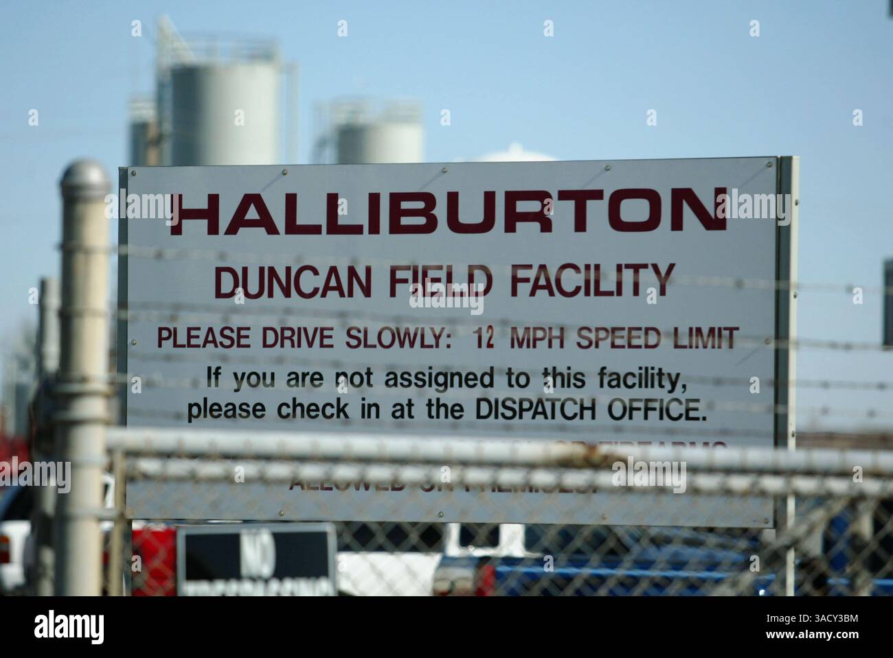 12 mars 2007 - Duncan, OK, États-Unis - le géant des services pétroliers des Émirats arabes Unis, Halliburton Co., va bientôt déplacer son siège social de Houston vers Dubaï, la puissance financière du moyen-Orient. L'annonce signale l'un des mouvements les plus médiatisés d'un dirigeant d'entreprise américain à Dubaï, une ville-forte arabe où le capitalisme de marché libre a été associé à certaines des lois les plus libérales au monde en matière de fiscalité, d'investissement et de résidence. PHOTO : mars 04, 2007 - Duncan, Oklahoma, USA - Une statue honorant le pétrolier Erle P. HALLIBURTON se tient dans Duncan Memorial Park sur U. S Highway 81, une partie du sentier Chisholm Banque D'Images